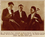 873903 Groepsportret van de leden van het 'Utrechtsche Trio', een nieuw strijktrio, met v.l.n.r. Barend Renden, Jan ...